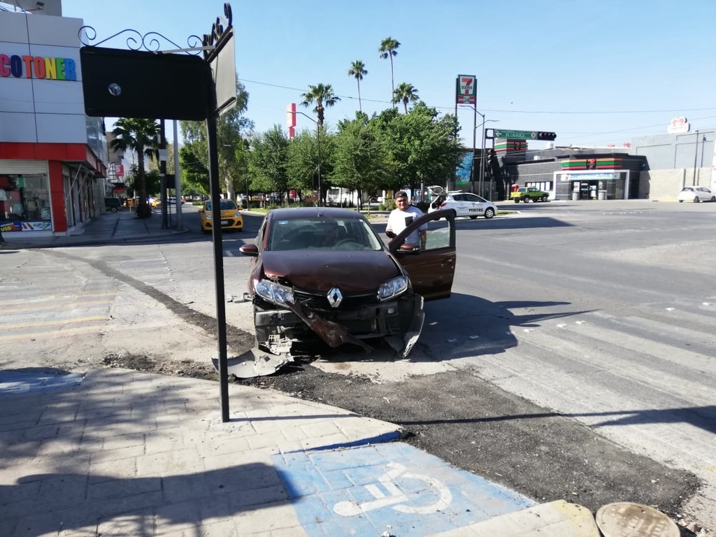 Se pasa alto preventivo y provoca choque en calles del Centro de Torreón; ambos conductores resultaron lesionados. (EL SIGLO DE TORREÓN)