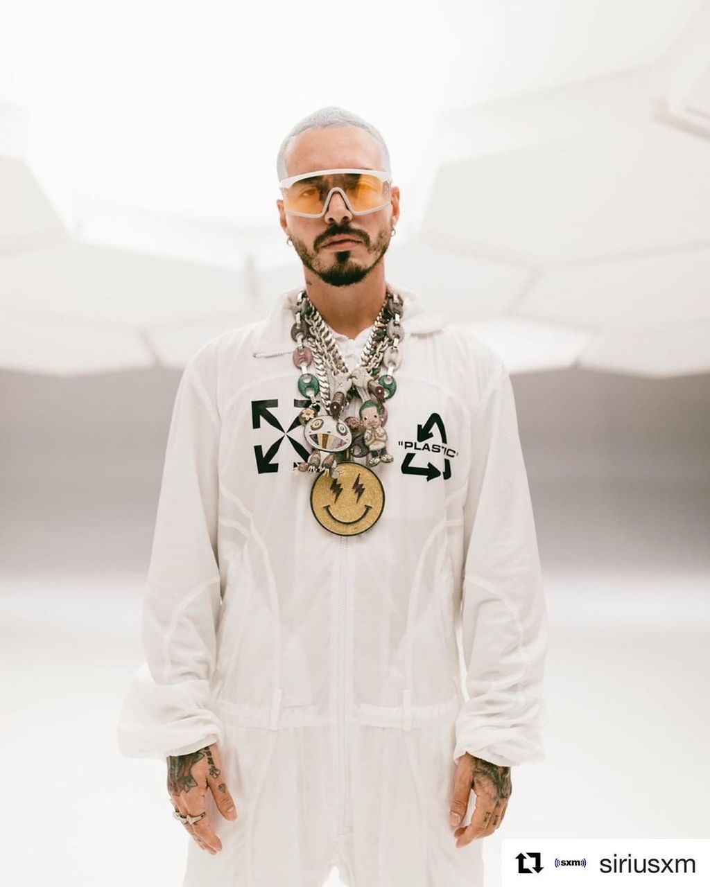 Aclara. J Balvin aseguró que no autorizó la venta de tapabocas con imágenes promocionales de su último álbum, Colores. (ESPECIAL) 
