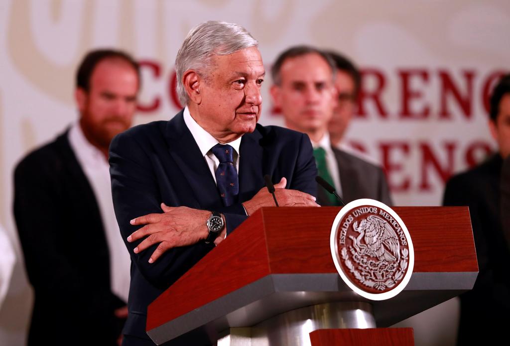 El presidente Andrés Manuel López Obrador pidió a la población atender las medidas de salud, tener una alimentación sana, para enfrentar a la pandemia del coronavirus, nada de que se quita con tequila o con mezcal. (EFE)