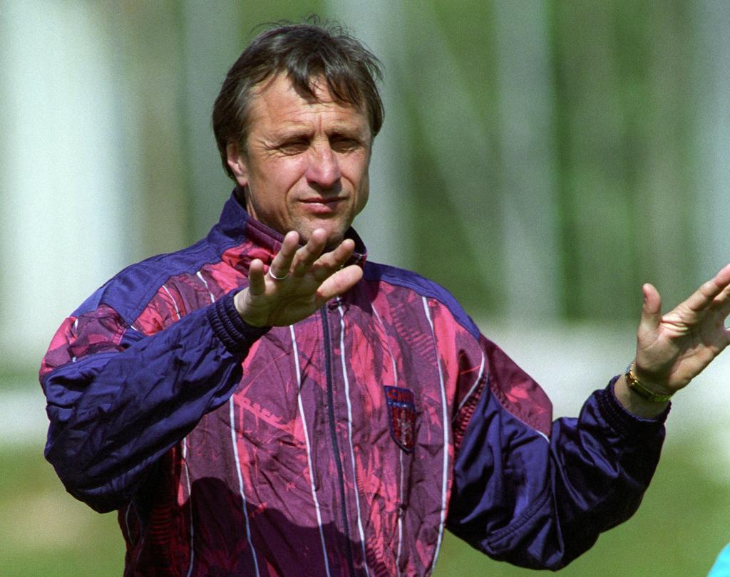 Johan Cruyff, quien como futbolista y entrenador se consolidó como uno de los hombres más influyentes en la historia del deporte. (ARCHIVO)