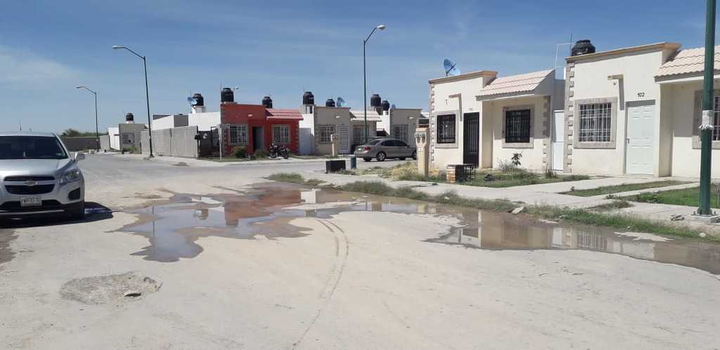 Trabajadores de Simas San Pedro repararon la fuga de agua potable en el fraccionamiento Mayrán. (EL SIGLO DE TORREÓN) 