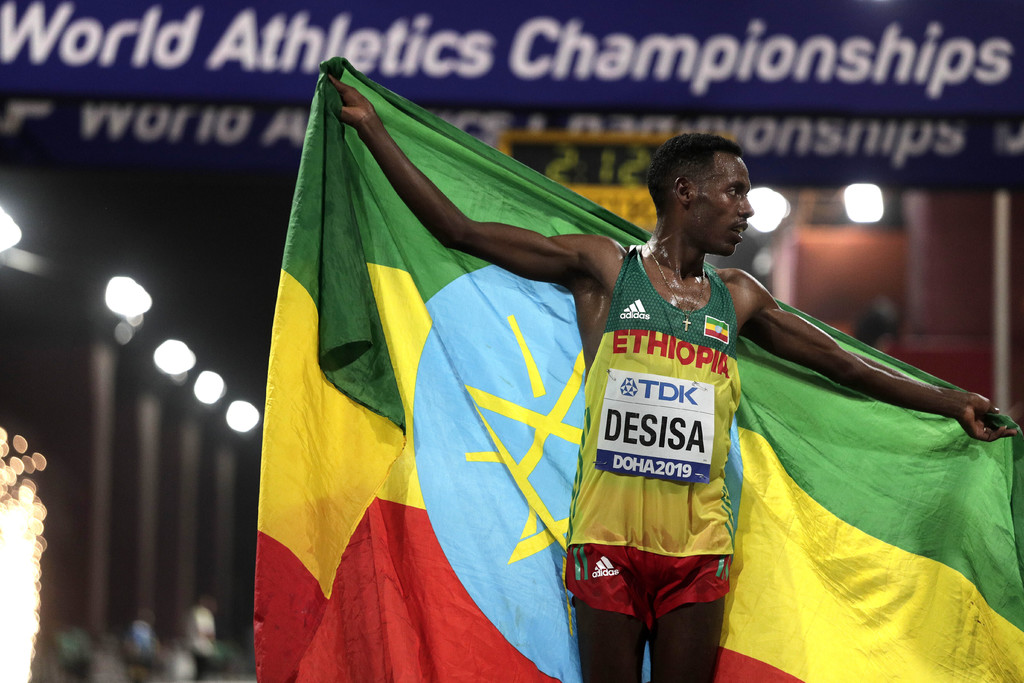 El etíope Lelisa Desis ganó el Mundial de Atletismo en Doha, Catar. (AP)