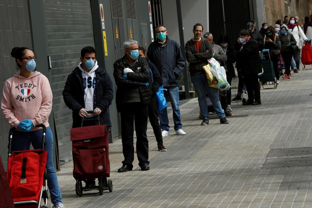 Las nuevas muertes por la pandemia en España fueron 738 en las últimas 24 horas, un nuevo máximo diario y un 43 por ciento más que los fallecimientos diarios notificados ayer.
(EFE)