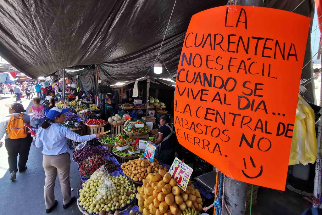 'Hay que morirnos en la batalla', comenta María una comerciante originaria de Zimatlán de Álvarez que vende frutas y verduras en la Central de Abastos de la ciudad de Oaxaca. (EL UNIVERSAL)