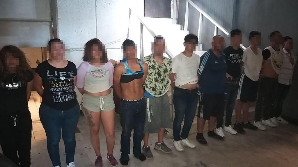 Los agentes de la Policía Civil Coahuila, Policía de Reacción y de la Agencia de Investigación Criminal lograron la detención de las tres mujeres y los ocho hombres, en diferentes puntos de la ciudad, esto durante la tarde del lunes.   
(EL SIGLO DE TORREÓN)
