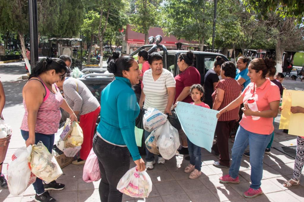 Por la mañana, un grupo de mujeres acudió al lugar a protestar y arrojar en los pasillos del Ayuntamiento parte de la basura que se tiene en sus hogares. (VIRGINIA HERNÁNDEZ / EL SIGLO DE TORREÓN)