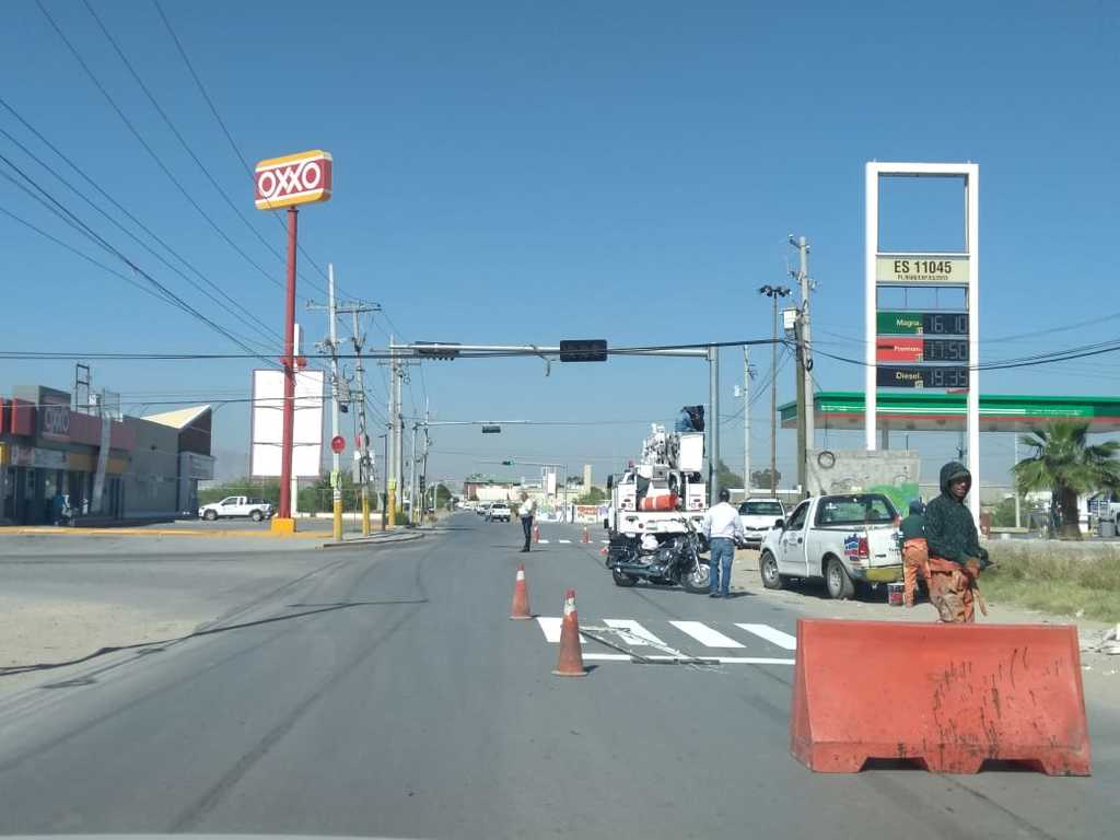 El nuevo crucero semaforizado fue instalado en el sector sur de Torreón, en la avenida Venezuela y calzada Gilberto Rodríguez. (ROBERTO ITURRIAGA)