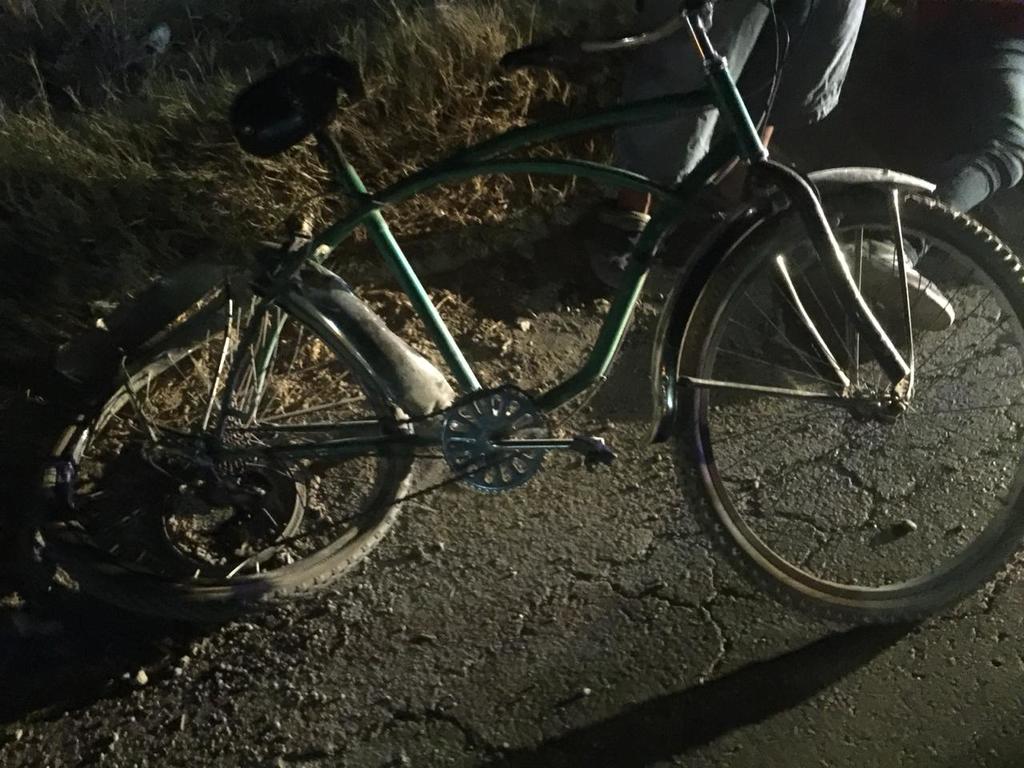 El lesionado viajaba en una bicicleta de color verde. (EL SIGLO DE TORREÓN)