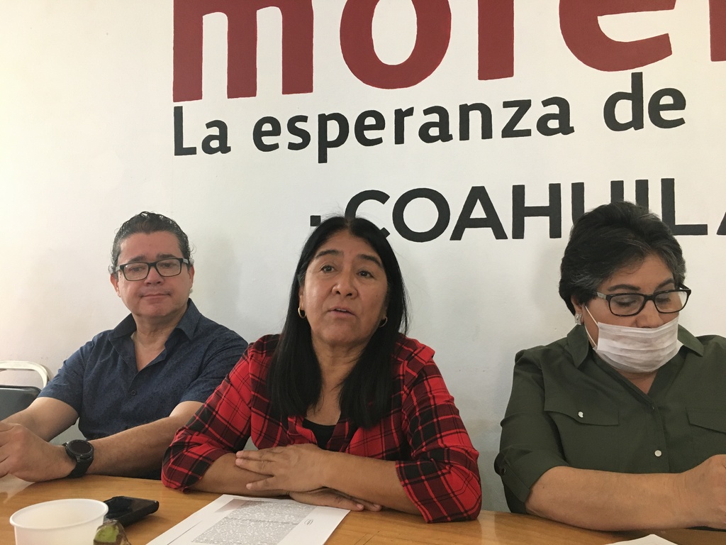 La diputada Miroslava Sánchez, acompañada de su equipo de trabajo, desmintió las acusaciones de fraude en su contra. (FABIOLA P. CANEDO)