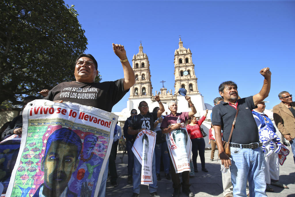 Manifestantes en el caso Ayotzinapa. (ARCHIVO)