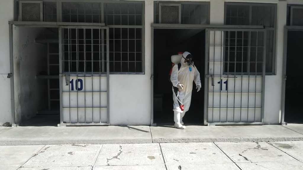 Personal de limpieza acudió a las instalaciones del Tribunal de Justicia Municipal de Torreón. (EL SIGLO DE TORREÓN)