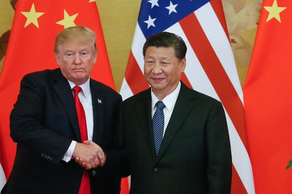 Los líderes de China y Estados Unidos sostuvieron este viernes una conversación telefónica en un intento de aliviar las tensiones después de señalamientos mutuos sobre la pandemia que sacude al mundo. (ARCHIVO)