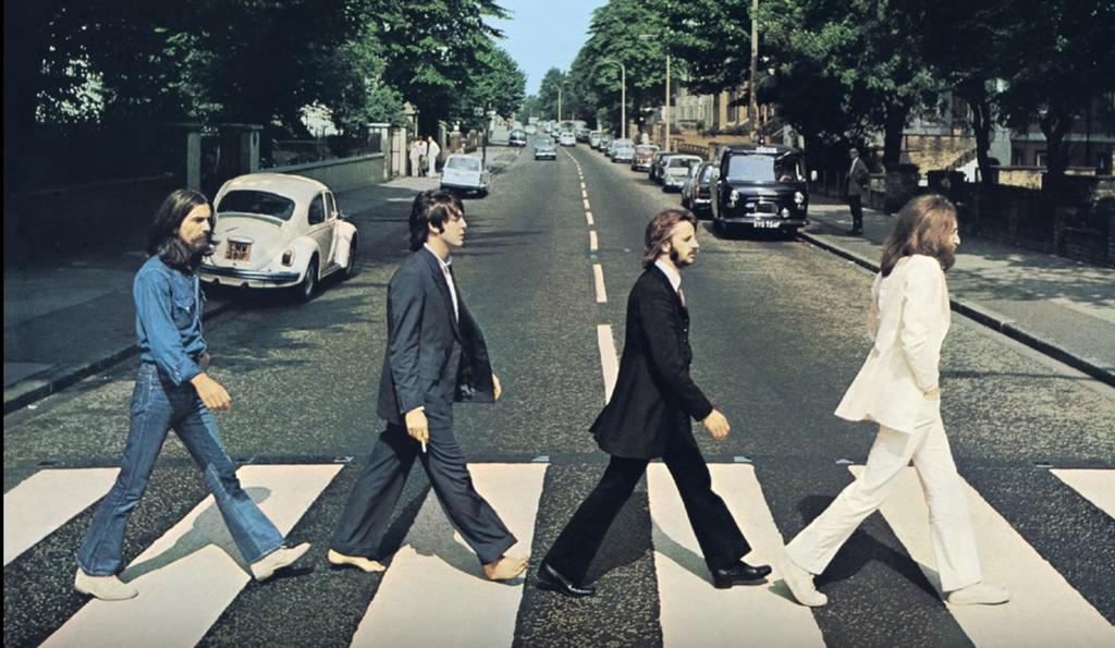 La imagen captura a los integrantes del cuarteto de Liverpool, John Lennon, George Harrison, Ringo Starr y Paul McCartney cruzando la calle londinense. (ESPECIAL)
