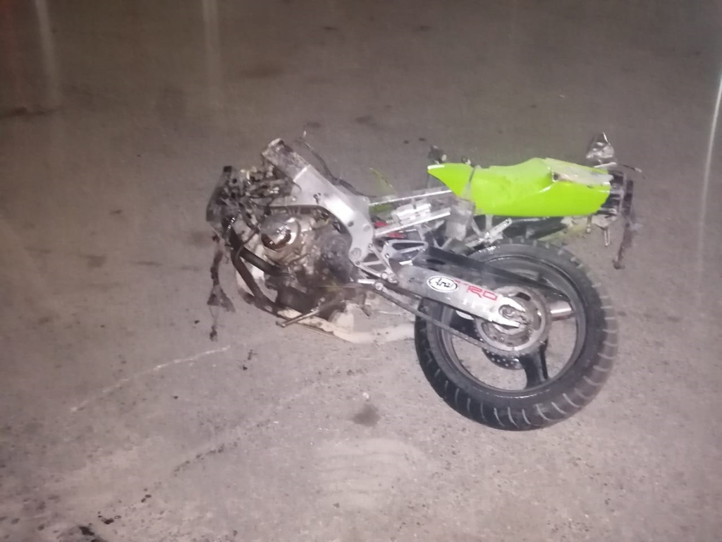 La motocicleta terminó partida en dos después de impactarse contra el camellón central y el poste de una luminaria.