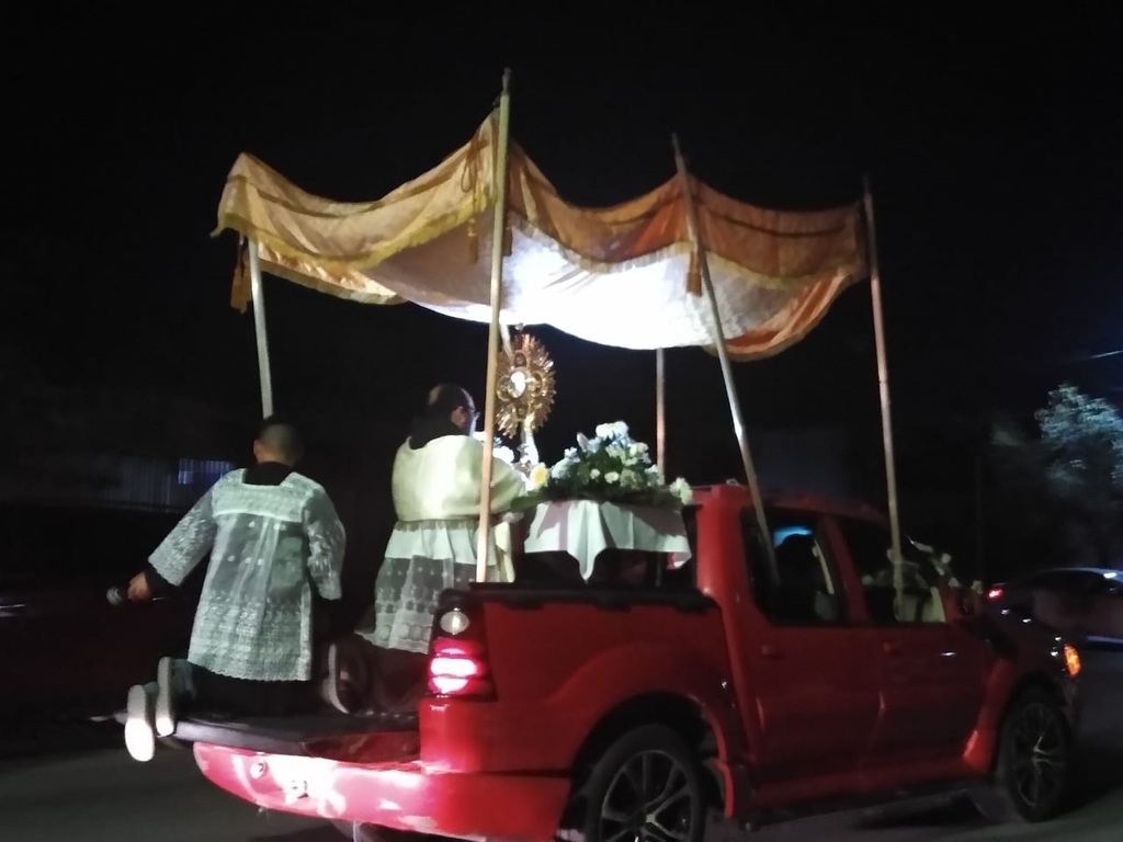 La noche del pasado jueves se organizó una procesión para pedir a Dios que se detenga el COVID-19.
