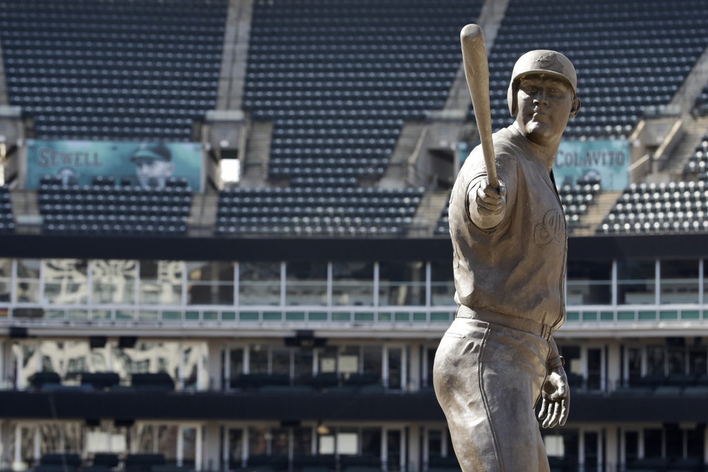 La estatua del histórico Jim Thome, figura de los Indios de Cleveland, ubicada en el vacío Progressive Field donde el pasado jueves ya debía haber comenzado la temporada 2020 de las Grandes Ligas. (ARCHIVO) 