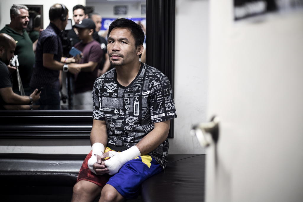 El exboxeador y actual senador filipino estuvo expuesto al contacto con una persona a la que le fue diagnosticado el COVID-19. (ARCHIVO) 