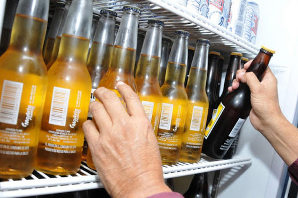 En acuerdo emitido por la autoridad estatal, el titular de la dependencia, Raúl Navarro Gallegos, señaló que se restringirá la venta de bebidas embriagantes en bares, cantinas, restaurantes y centros nocturnos.
(ARCHIVO)