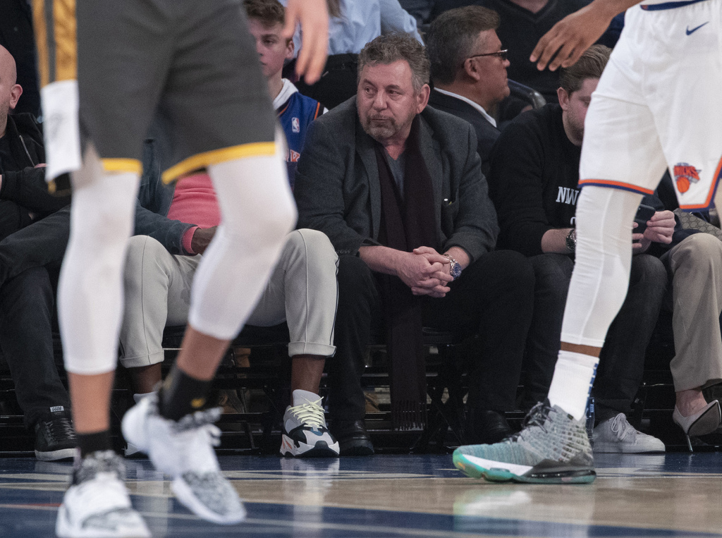 La escuadra neoyorquina anunció que James Dolan, propietario del equipo, se ha contagiado por el nuevo coronavirus.