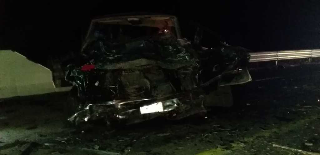 El conductor de la camioneta Suburban resultó gravemente lesionado y fue trasladado a un hospital de la ciudad de Parral. (EL SIGLO DE TORREÓN)