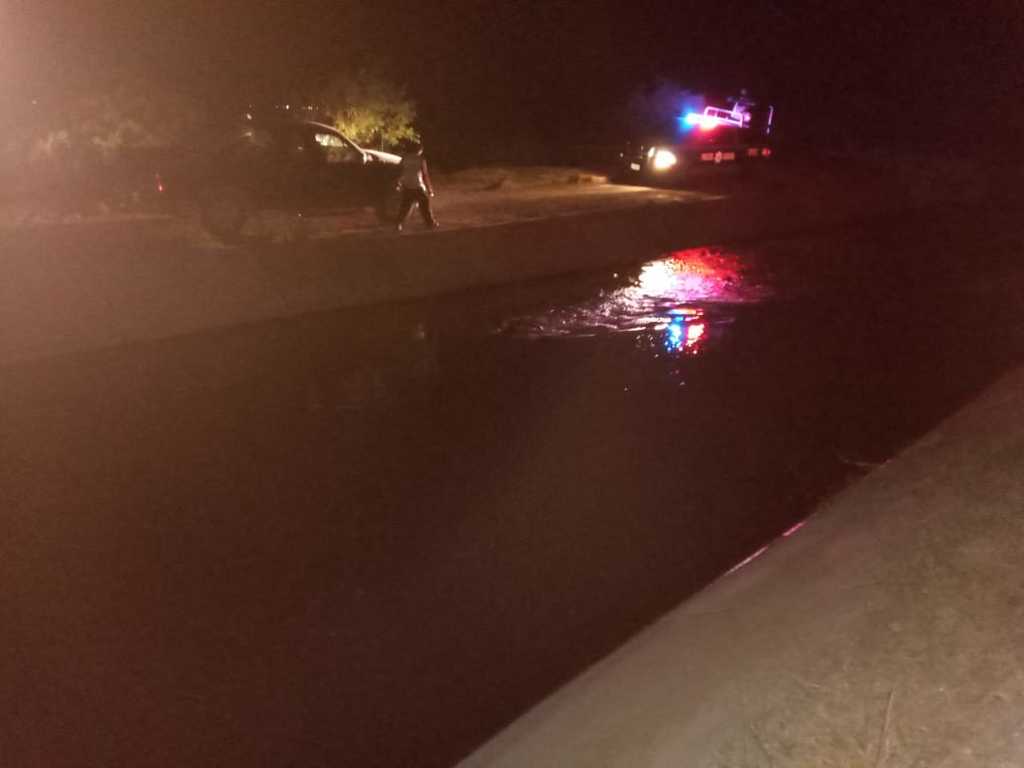 El vehículo cayó al interior de un canal de riego en la zona rural del municipio de Gómez Palacio durante la noche del viernes. (EL SIGLO DE TORREÓN)