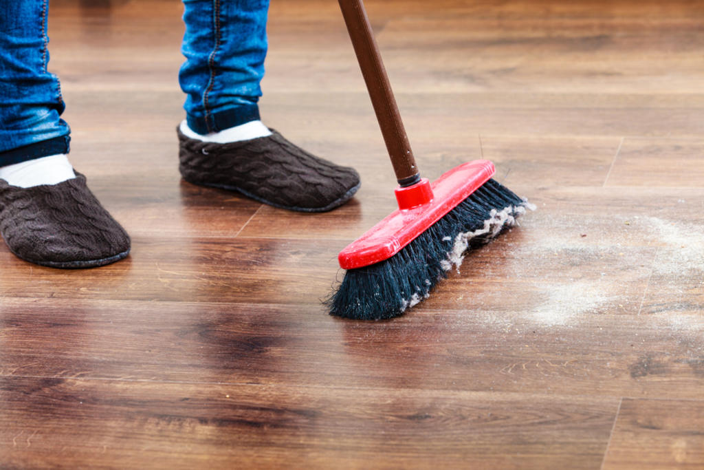 Es importante desinfectar nuestros hogares y espacios de trabajo, sin embargo la mezcla de químicos puede ser contraproducente y afectar nuestra salud. (ARCHIVO)