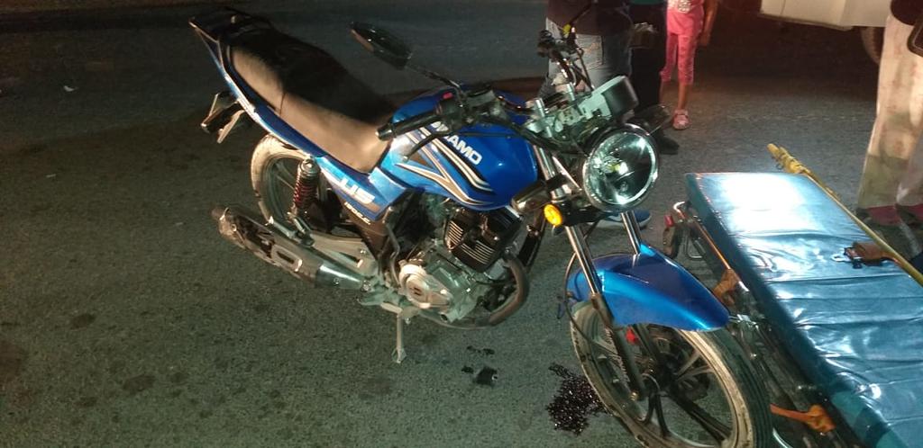 Un hombre resultó con lesiones de consideración luego de que la motocicleta en la que viajaba fue impactada por un camión tipo Torton en la carretera al ejido La Torreña del municipio de Gómez Palacio. (EL SIGLO DE TORREÓN)