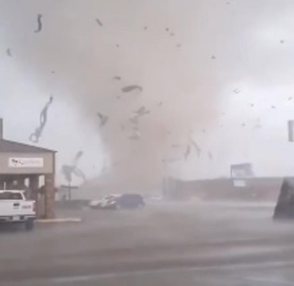 Hombre graba a un tornado arrasando el estacionamiento de un centro comercial
