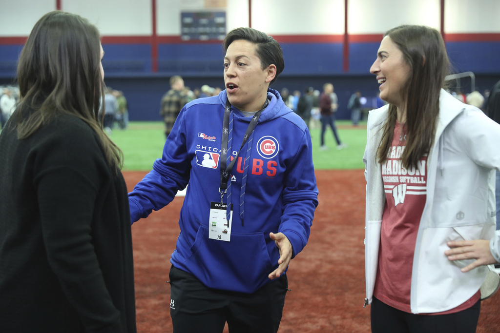 Rachel Folden (centro), entrenadora de las ligas menores para los Cachorros, conversa con algunas colegas durante una clínica de bateo impartida en Chicago, Illinois. (ARCHIVO)