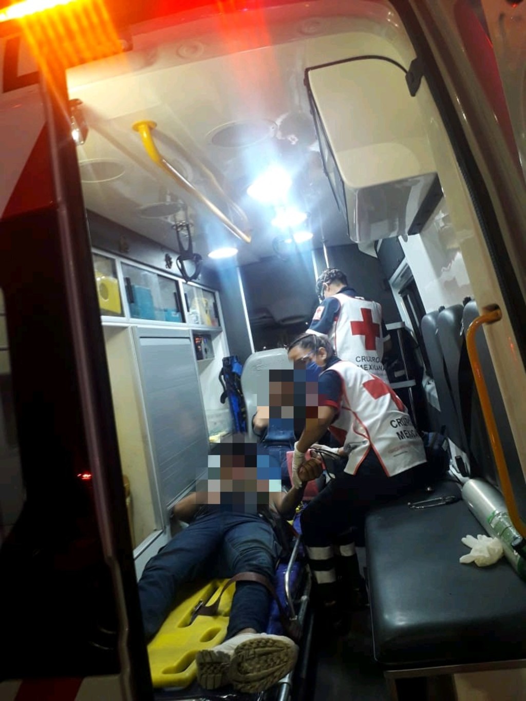 La pareja fue atendida por los paramédicos de la Cruz Roja y llevada a un hospital. (EL SIGLO DE TORREÓN)