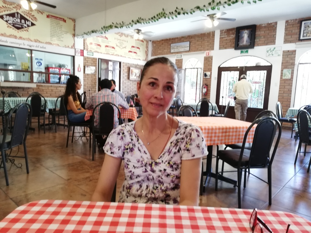 Adriana Towns Ibarra, encargada del restaurante Sabor a mí en Lerdo, invitó a los ciudadanos a apoyar los negocios locales.