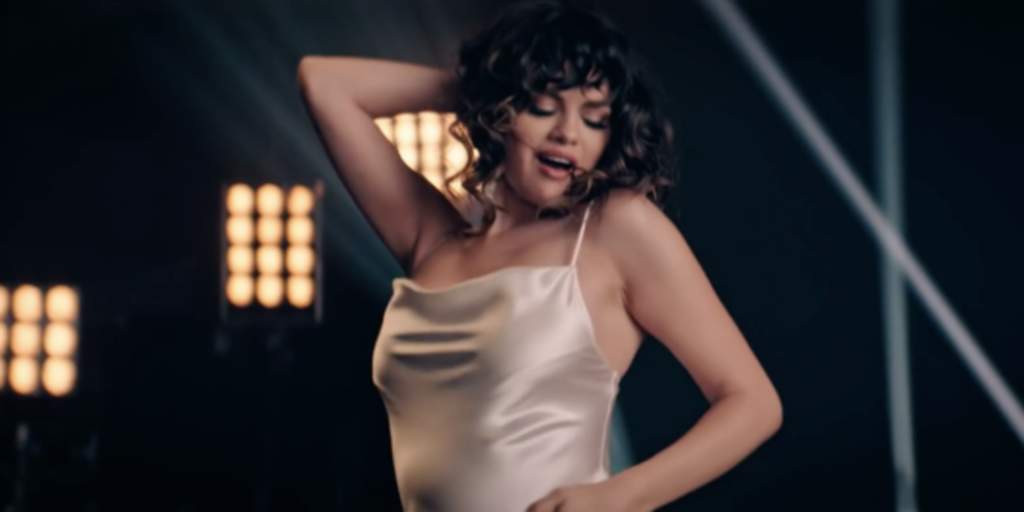 La cantante estadounidense Selena Gomez, publicó el nuevo video musical del tema Dance Again, perteneciente a su último material discográfico, Rare; además, compartió en redes sociales, una iniciativa para contribuir de manera positiva, ante la pandemia global del coronavirus.(ESPECIAL)
