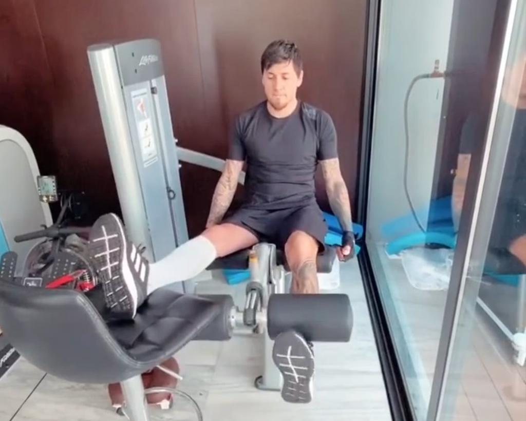En sus historias de Instagram, el delantero del América compartió videos en la caminadora y en la barra sin comprometer la pierna derecha, donde le fue reparado el tendón del recto femoral. (ESPECIAL)