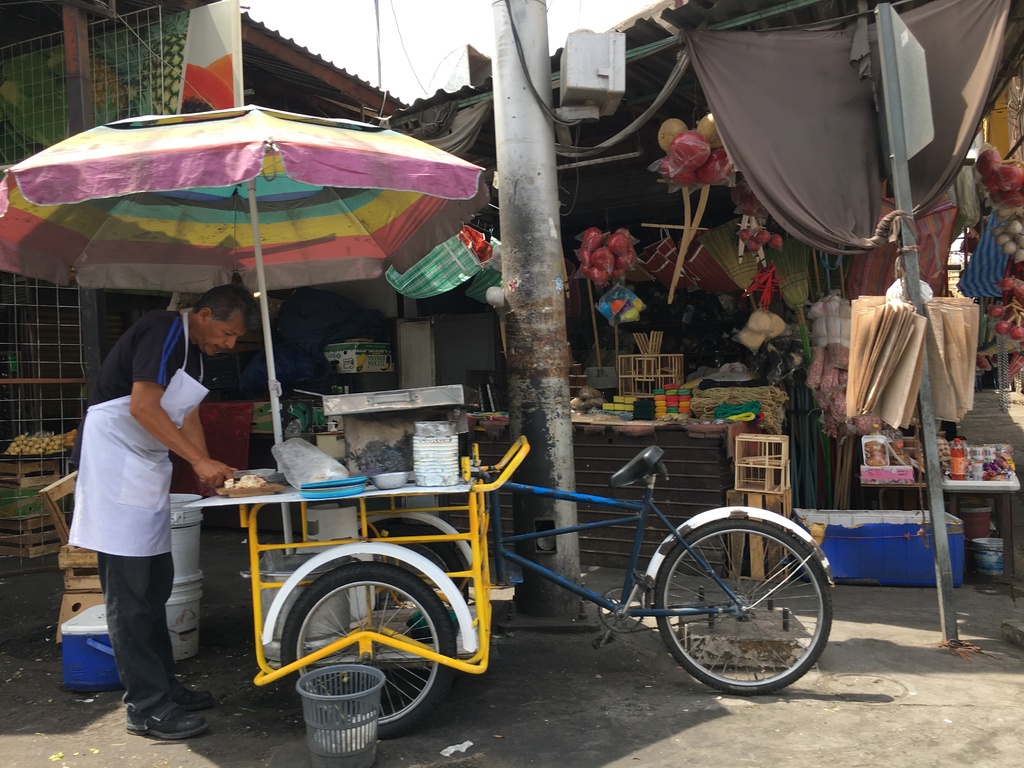 Ante la falta de prestaciones, muchos vendedores informales han optado por seguir en la calle. (EL SIGLO DE TORREÓN)