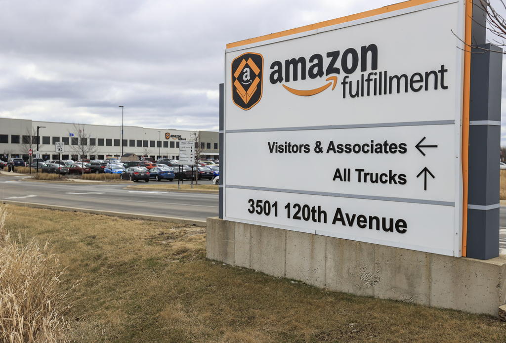 Amazon despidió a un empleado que organizó un paro en un almacén en Nueva York para demandar mayores protecciones contra el coronavirus. (ARCHIVO) 