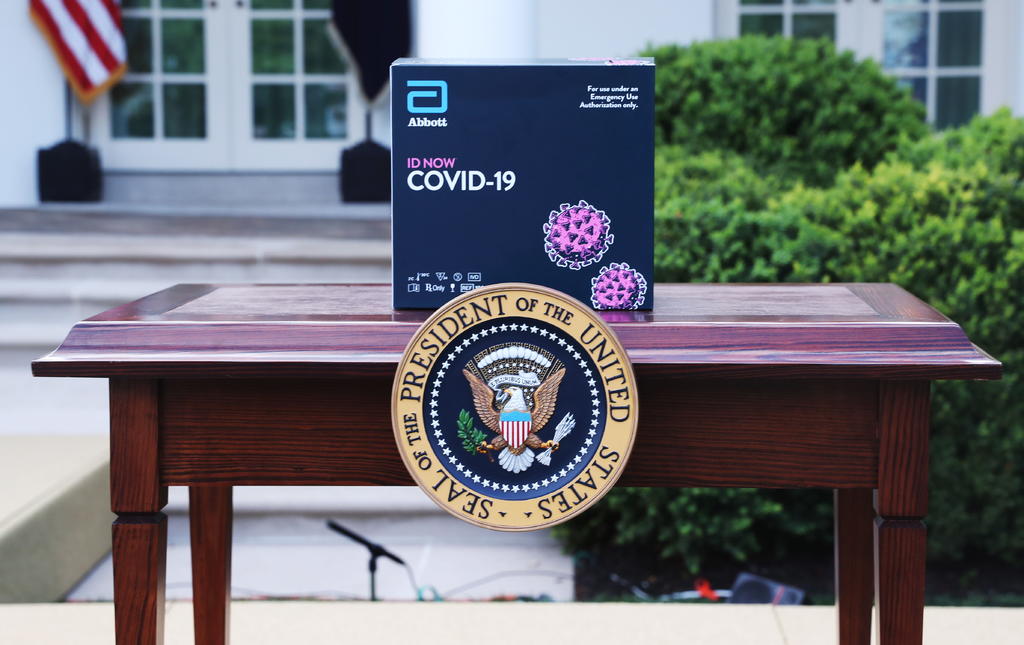 Casa Blanca pronostica entre 100,000 y 240,000 decesos en Estados Unidos por COVID-19 si se mantiene distanciamiento social. (EFE)