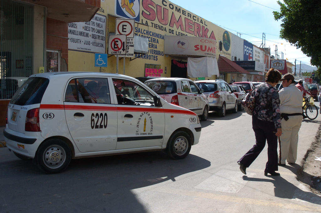 Los taxistas se quejan que no salen viajes por el COVID-19 en Lerdo. (ARCHIVO)