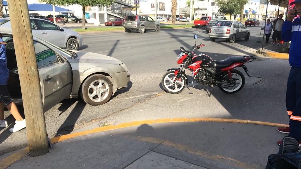 Mujer al volante impacta a motociclista en calles de Torreón. (EL SIGLO DE TORREÓN)