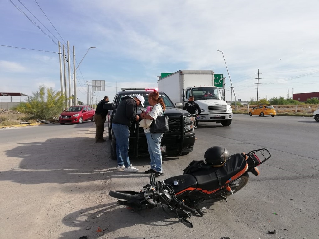 Conductor de auto impacta a motociclista en carretera a Mieleras; afectado pide apoyo de las autoridades para mejorar la vialidad. (EL SIGLO DE TORREÓN)