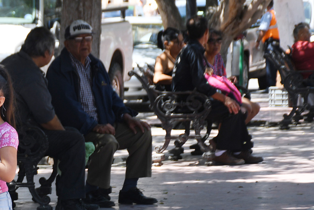 Los adultos mayores no dejan de asistir a la Plaza de Armas, que para ellos es una tradición de salir a convivir. (FERNANDO COMPEÁN)