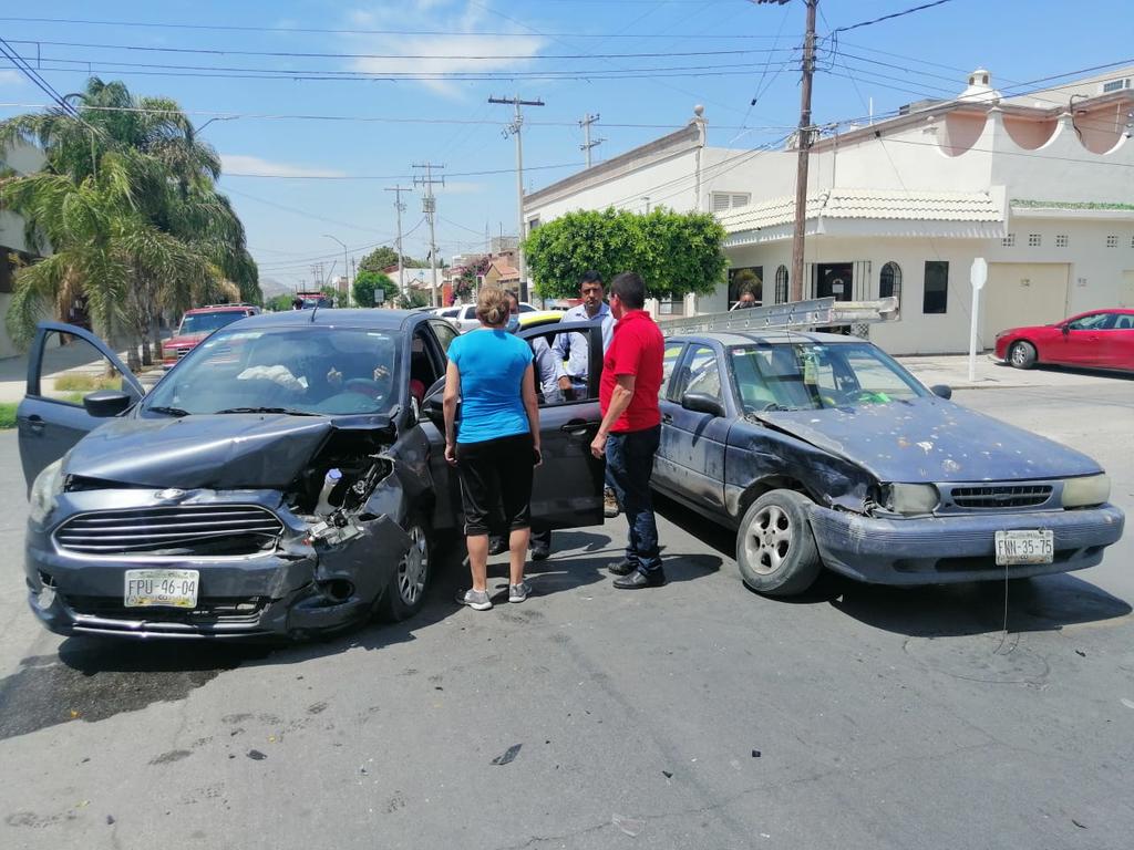 En el percance participaron Jorge Alberto, conductor de un auto de la marca Nissan línea Tsuru y Ricardo, propietario de un vehículo de la marca Ford línea Figo color azul.
(EL SIGLO DE TORREÓN)