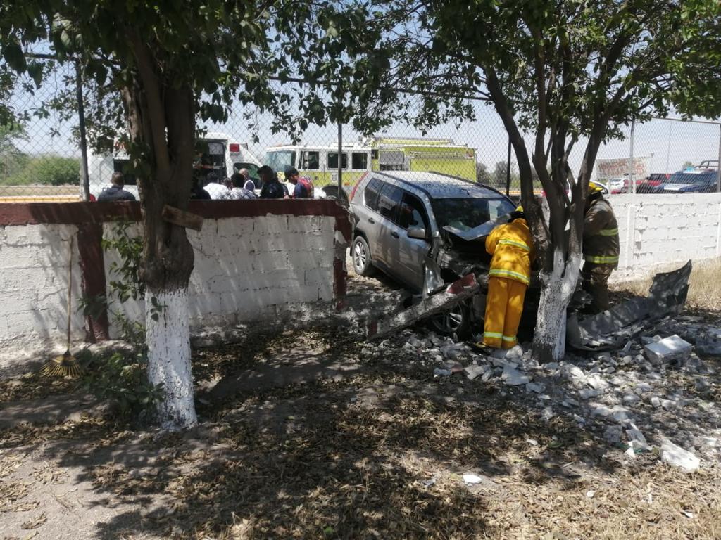 Vehículo se impacta en barda del Cetis 88 de Gómez Palacio