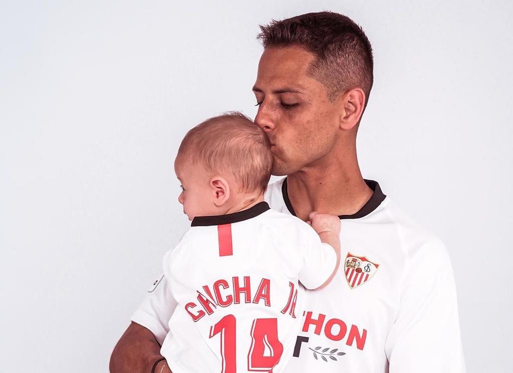 Javier Hernández, delantero del Galaxy de Los Ángeles, anunció en su cuenta de Instagram que su esposa, Sarah Kohan, se encuentra de nueva cuenta embarazada. (ARCHIVO)
