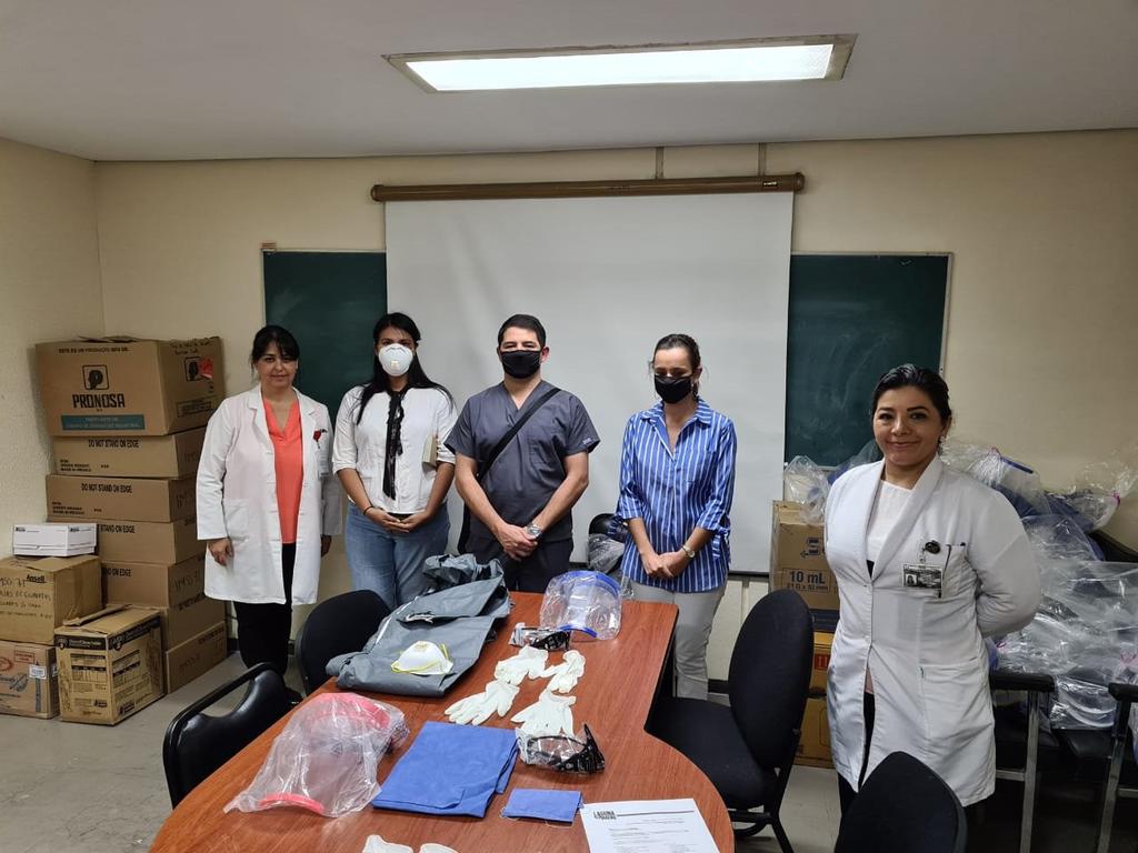 Médicos Al Frente y Laguna Yo te Quiero, entregaron la tarde de este miércoles 50 kits de protección para personal de salud de la Clínica 71 del Instituto Mexicano del Seguro Social (IMSS) en Torreón. (PRIMITIVO GONZÁLEZ)
