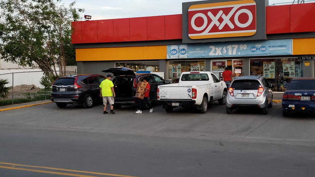 Establecimientos y tiendas de conveniencia de Piedras Negras registraron inusuales ventas de cerveza este miércoles, luego de difundirse que las empresas cerveceras dieron a conocer sus distribuidores que ya no les surtirán producto hasta dentro de 30 días. (RENÉ ARELLANO)