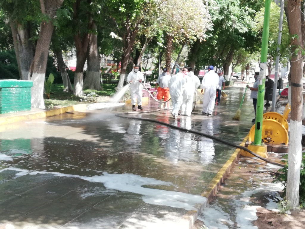 Se usó una pipa para limpiar con chorros de agua las banquetas y bancas de plazas públicas en la Ciudad Jardín.