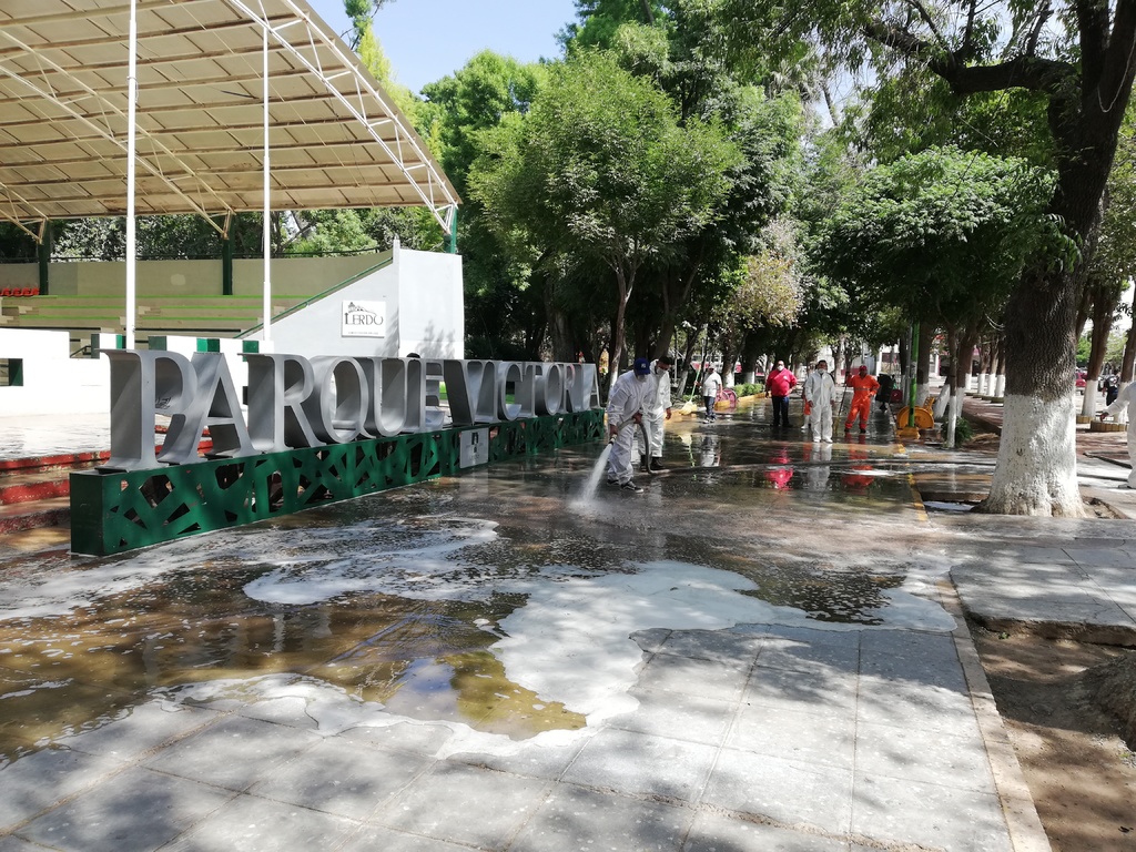 En el Parque Victoria se realizó la limpieza profunda usando agua, cloro y jabón por una cuadrilla de la Dirección de Parques y Jardines.