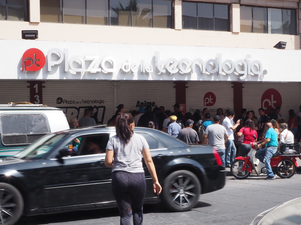 Los empleados de la Plaza de la Tecnología de Torreón tuvieron que salir de sus locales durante el miércoles en la mañana. (VERÓNICA RIVERA)