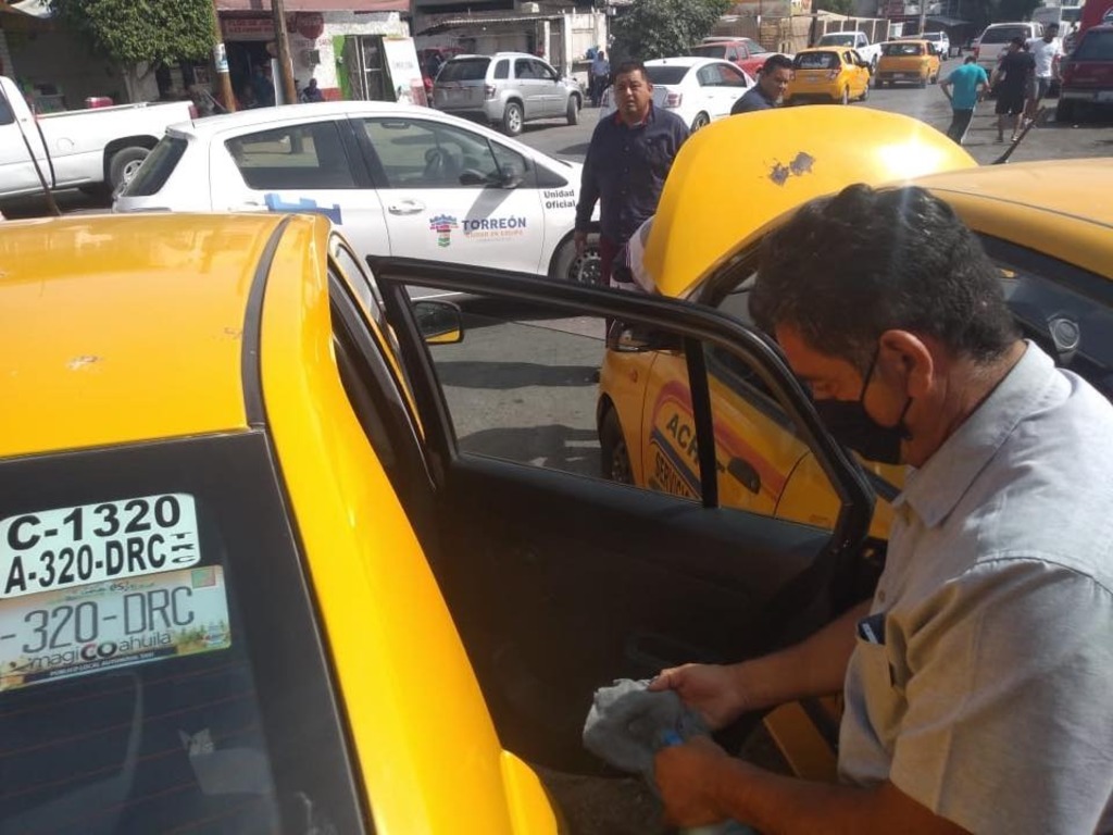 Las autoridades resaltaron las acciones de limpieza en las unidades de taxi de las diversas líneas de la ciudad de Torreón. (EL SIGLO DE TORREÓN)