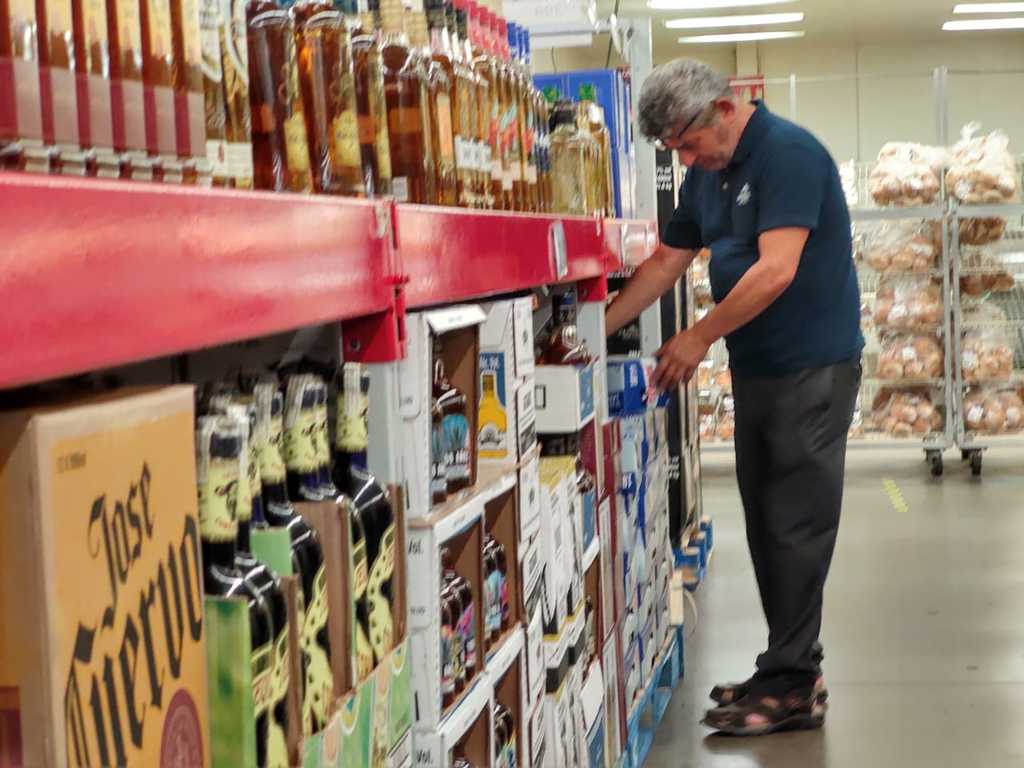 Algunos usuarios de distintos supermercados, aprovechando la quincena, decidieron comprar un poco más de cerveza. (EL SIGLO DE TORREÓN)